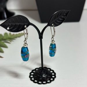 Woman’s 11/2” Blown Glass Earrings Blue Pink Gold Tone Swirl Hinged Back Dangle